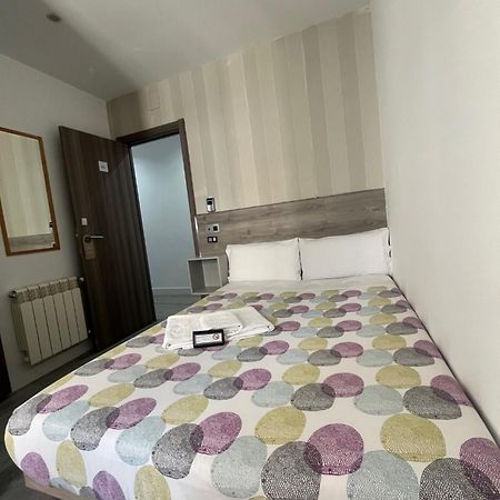 Hostal Abril Madrid Exterior photo