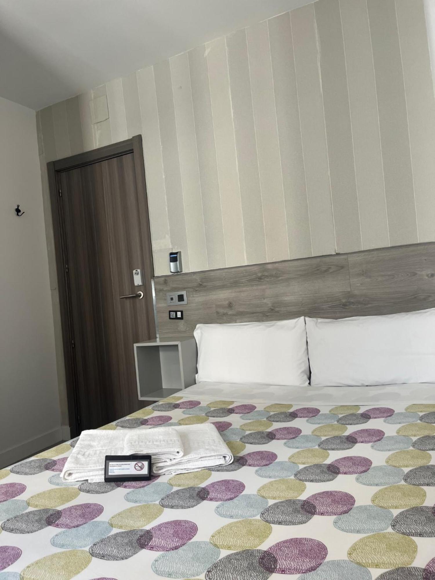 Hostal Abril Madrid Exterior photo
